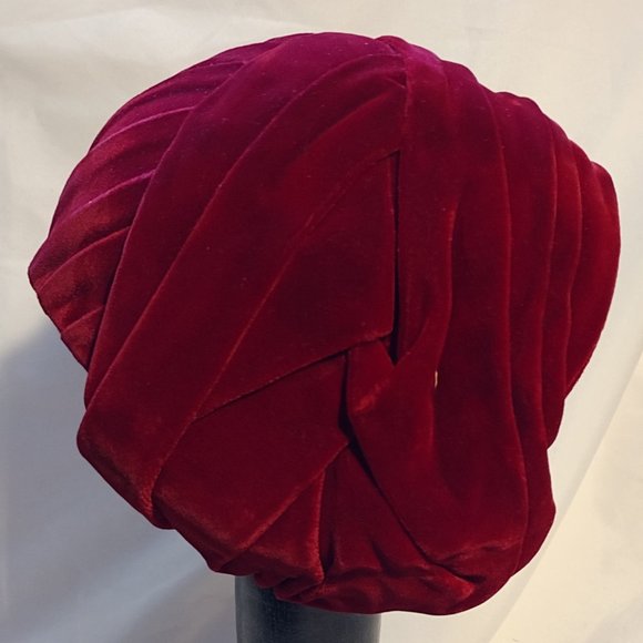 🎬 Coralie || Burgundy Velvet Scullcap Hat - Picture 2 of 6